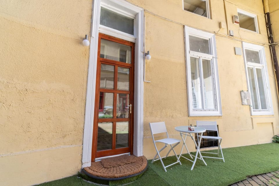 Property building, Patio, Day, Balcony/Terrace, Dining area