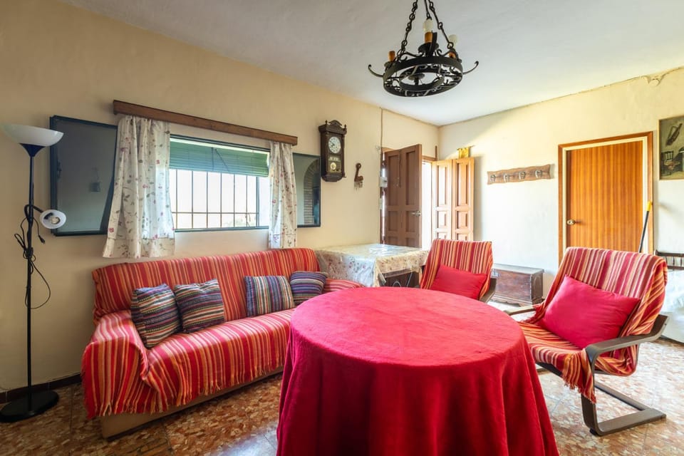 TV and multimedia, Living room, Seating area, Dining area, fireplace
