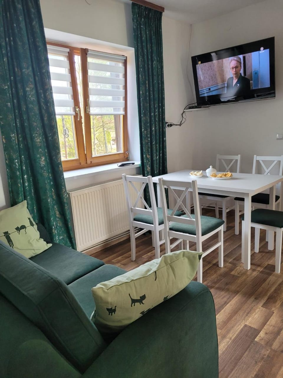 TV and multimedia, Living room, Seating area, Dining area