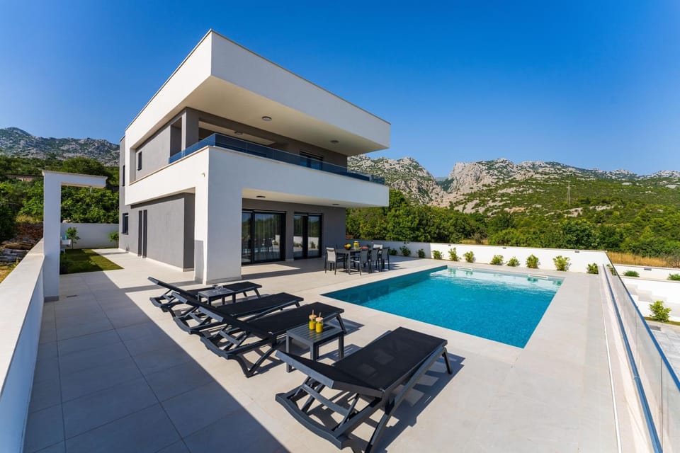 Property building, Patio, Mountain view, Pool view, Swimming pool, sunbed