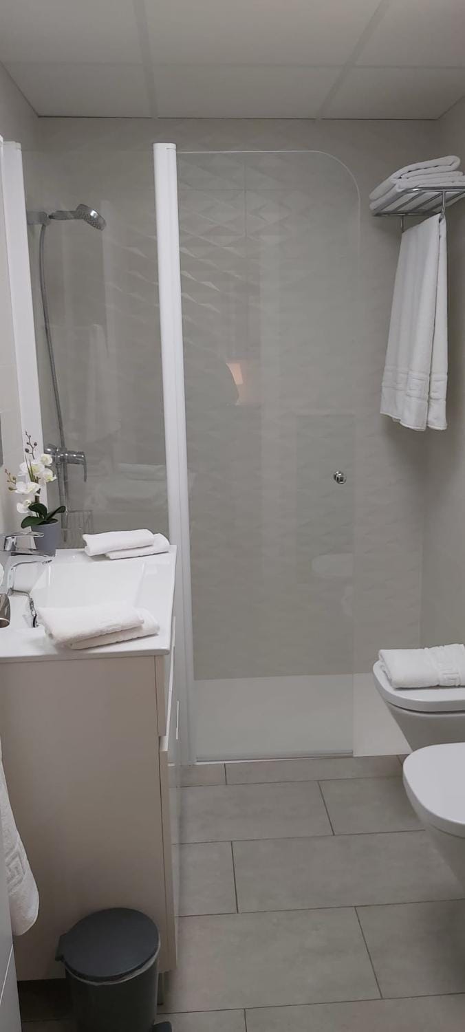 Shower, Bathroom, towels