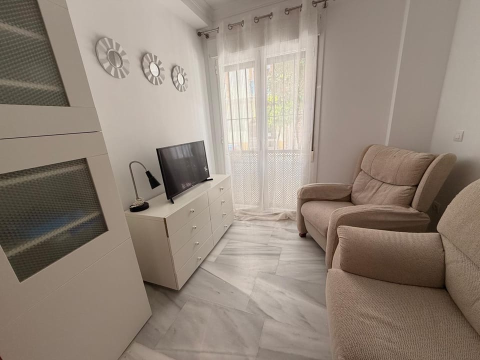 Communal lounge/ TV room, TV and multimedia, Living room, Seating area, Evening entertainment