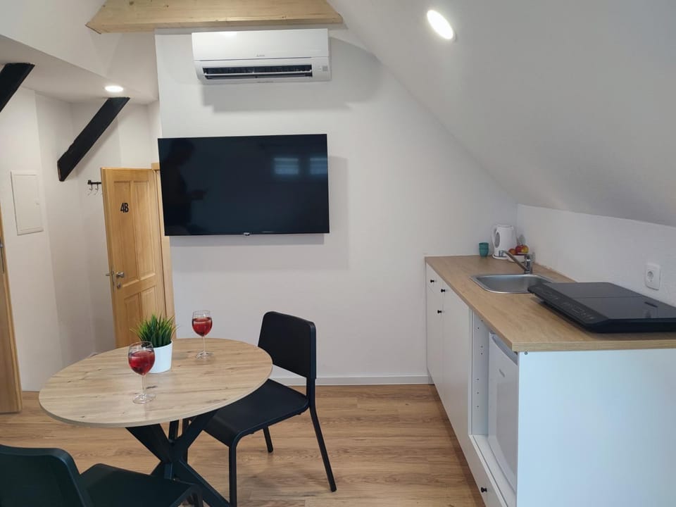 Kitchen or kitchenette, Dining area, stove, air conditioner