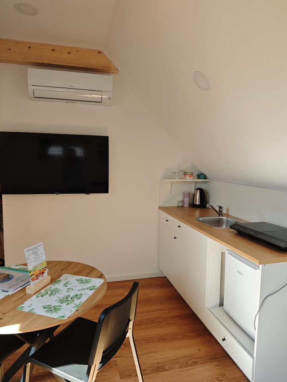 Kitchen or kitchenette, Dining area, stove, air conditioner