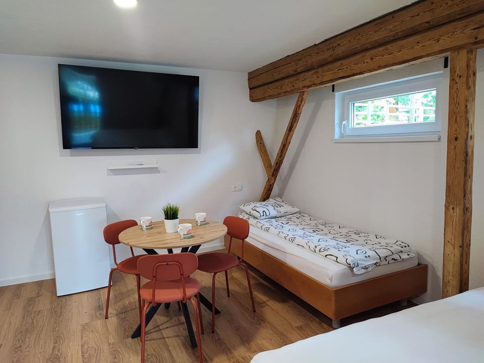 Bed, TV and multimedia, Photo of the whole room