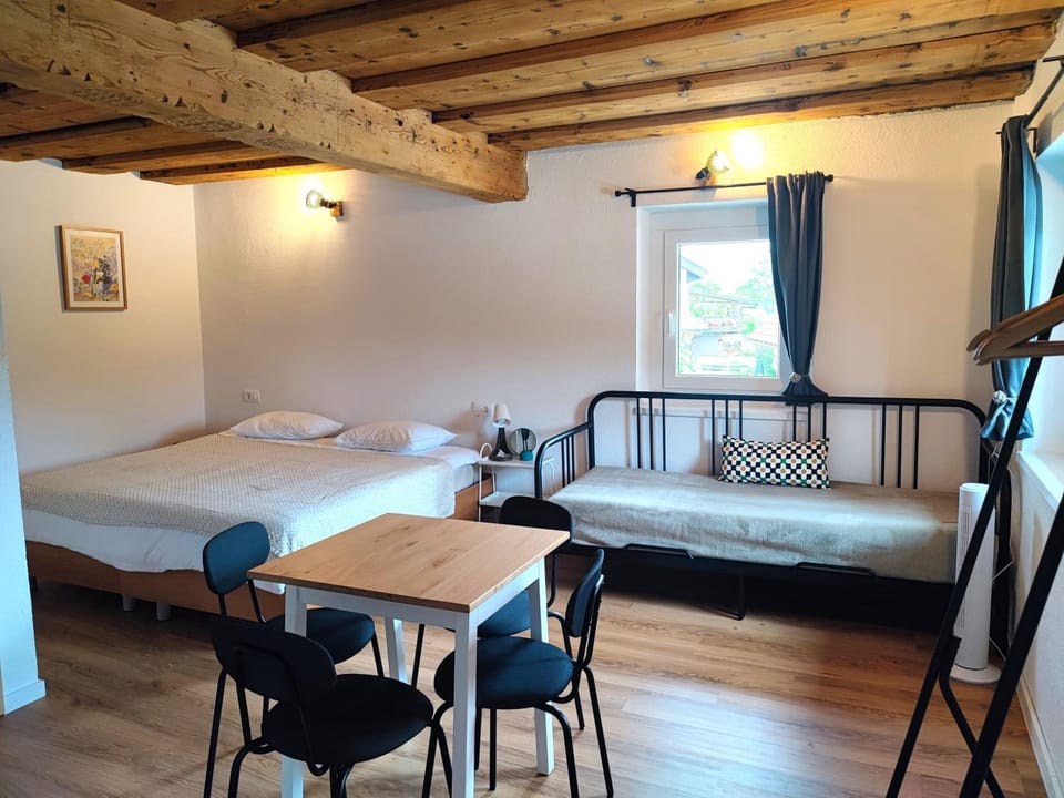 Bed, Photo of the whole room, Seating area