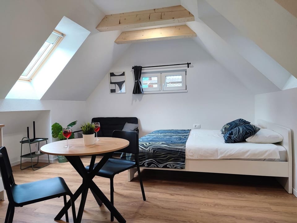 Bed, Photo of the whole room, Seating area