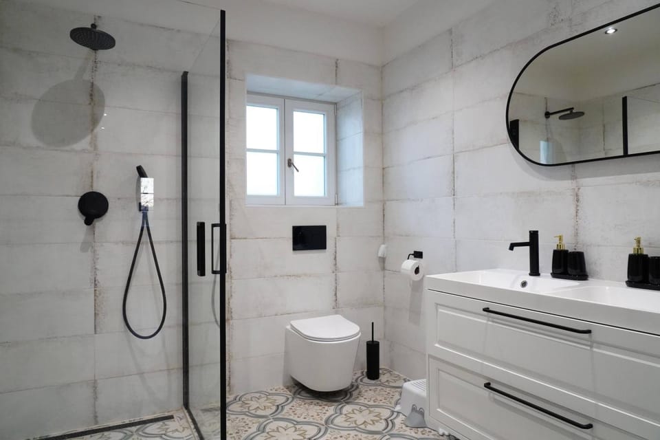 Shower, Toilet, Bathroom, towels