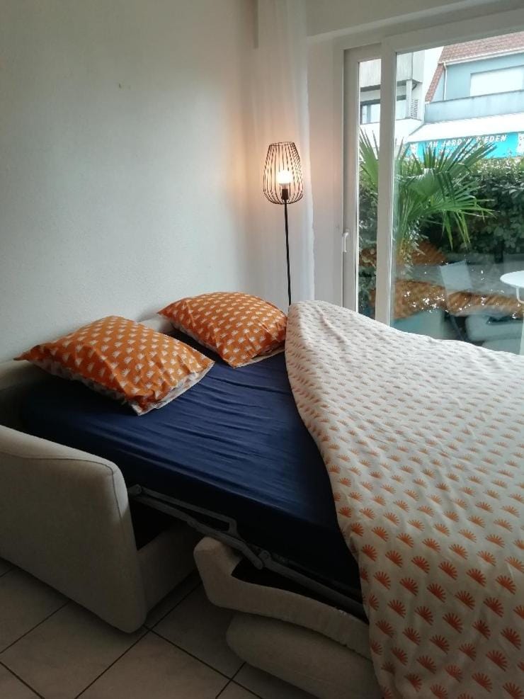 Bed, Living room