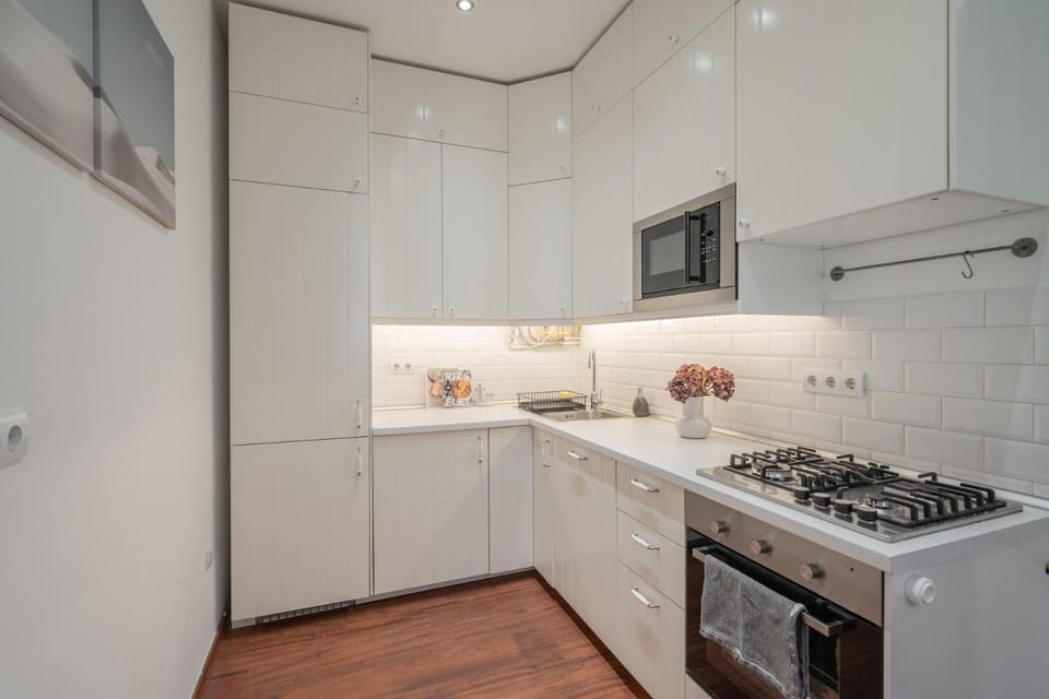 Kitchen or kitchenette, dishwasher, oven, toaster
