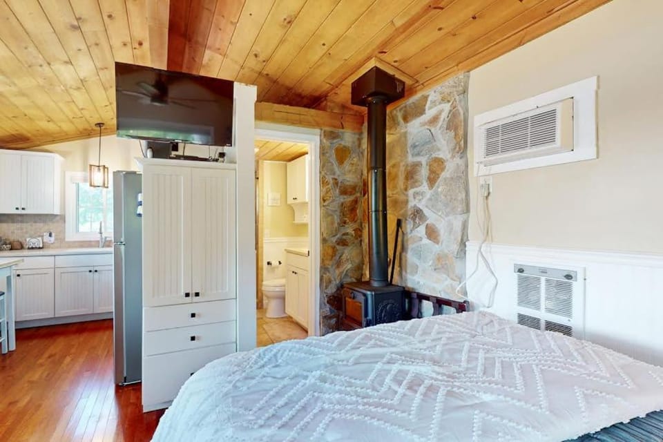 Little Lake Cottage House in Lake Lure