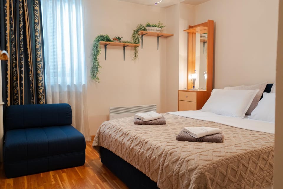Bed, Bedroom, towels