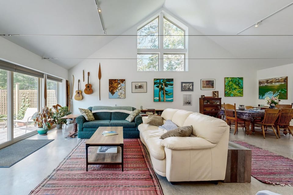 Secluded 2 BR Cottage w/ Private W/D, WiFi & Patio House in Hancock