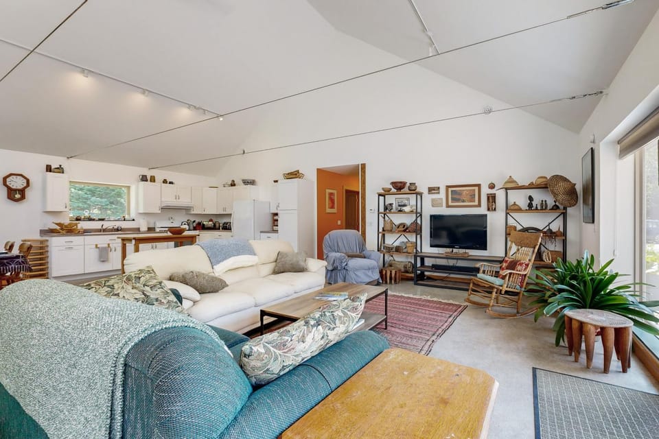 Secluded 2 BR Cottage w/ Private W/D, WiFi & Patio House in Hancock