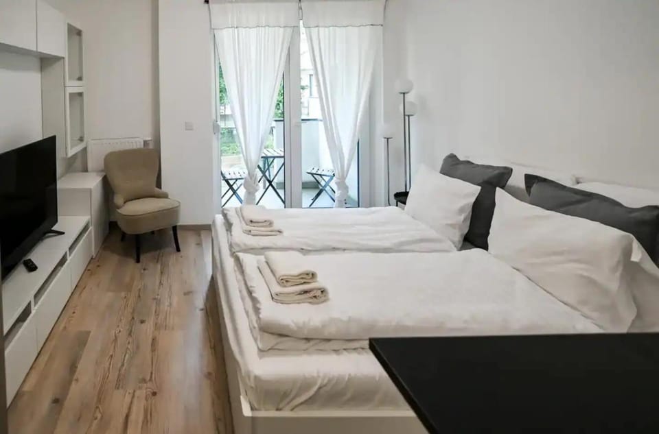 Bed, TV and multimedia, Bedroom