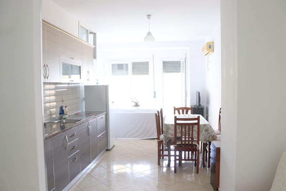 Kitchen or kitchenette, Dining area, stove