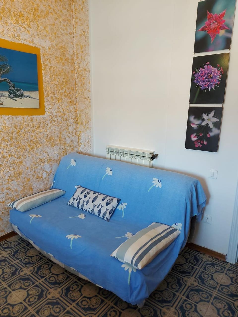 Bed, Living room, Seating area