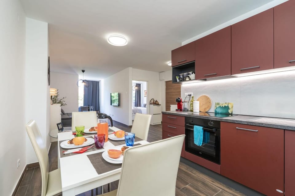 Coffee/tea facilities, Food and drinks, Seating area, oven, stove, toaster