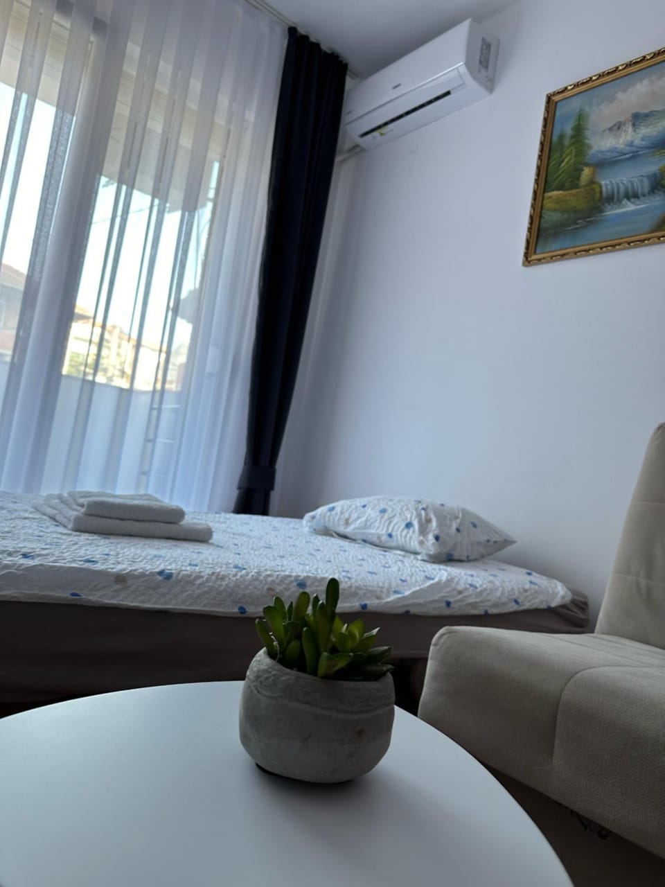 Bed, Living room, Seating area, Bedroom, air conditioner