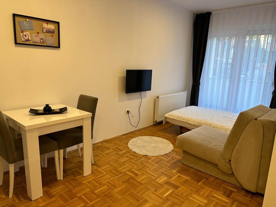 Bed, TV and multimedia, Living room, Seating area