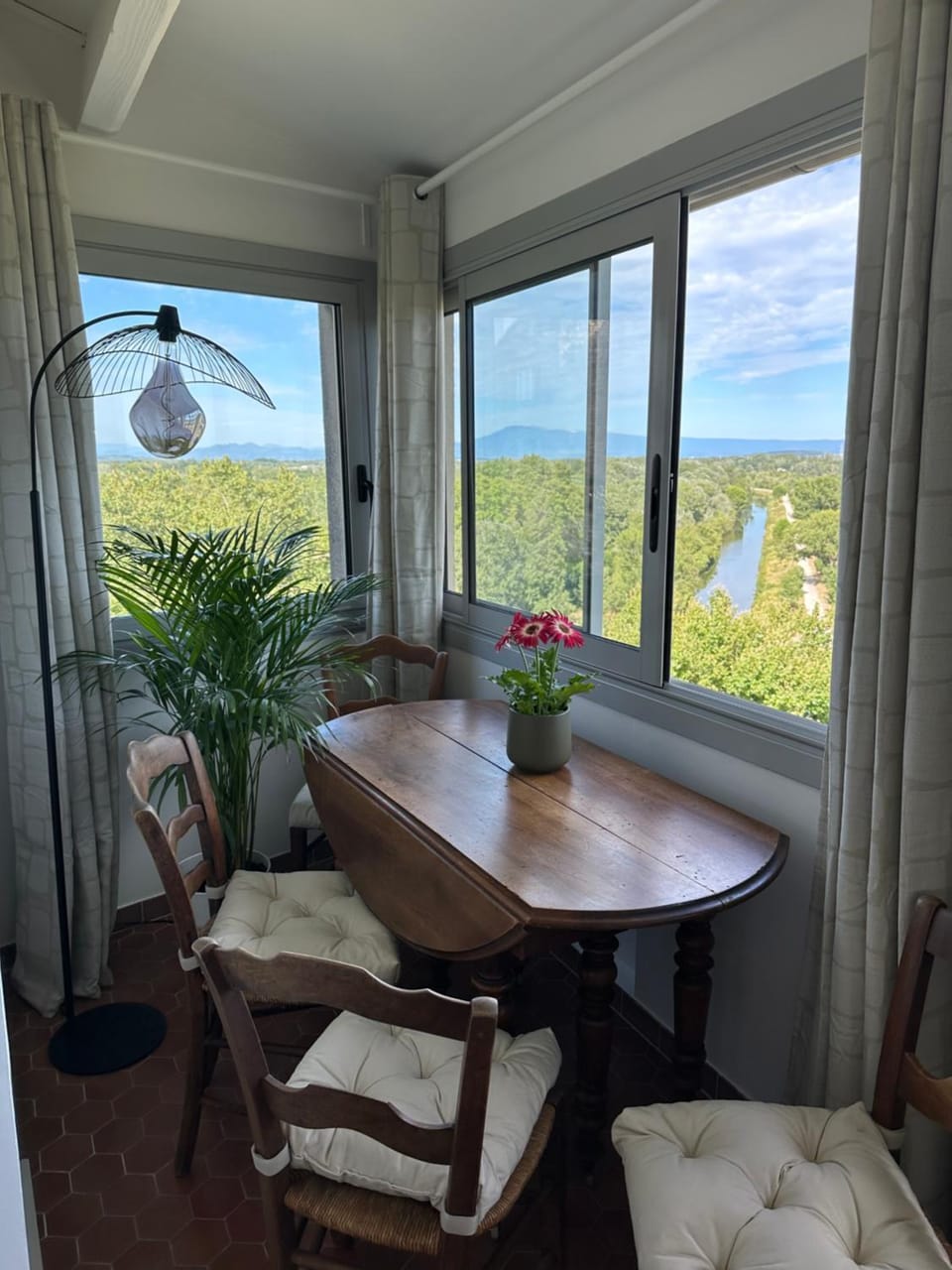 Seating area, Dining area