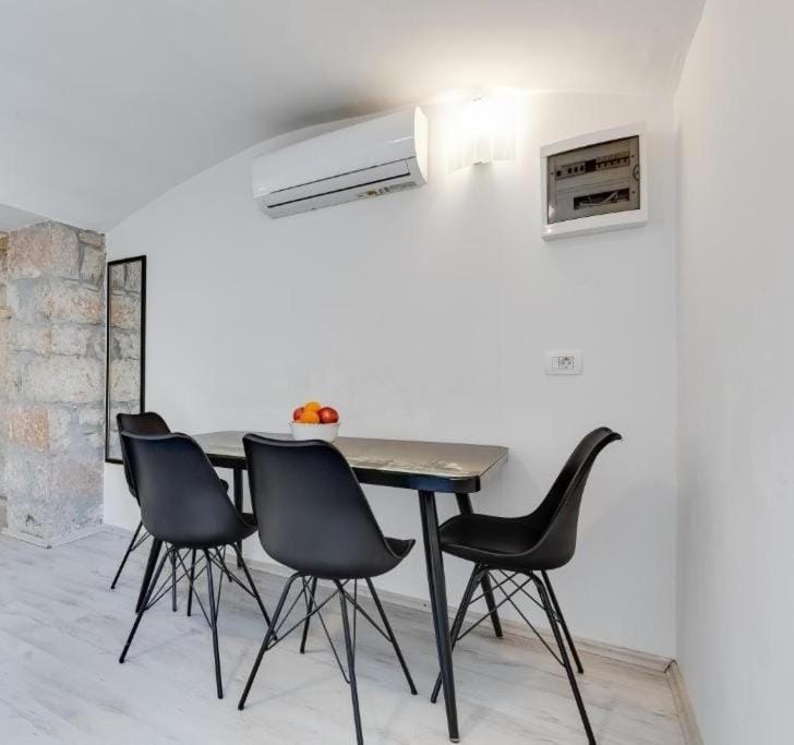 Seating area, kitchen