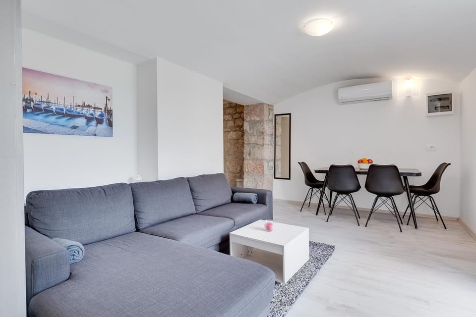 Living room, Seating area, Dining area, air conditioner