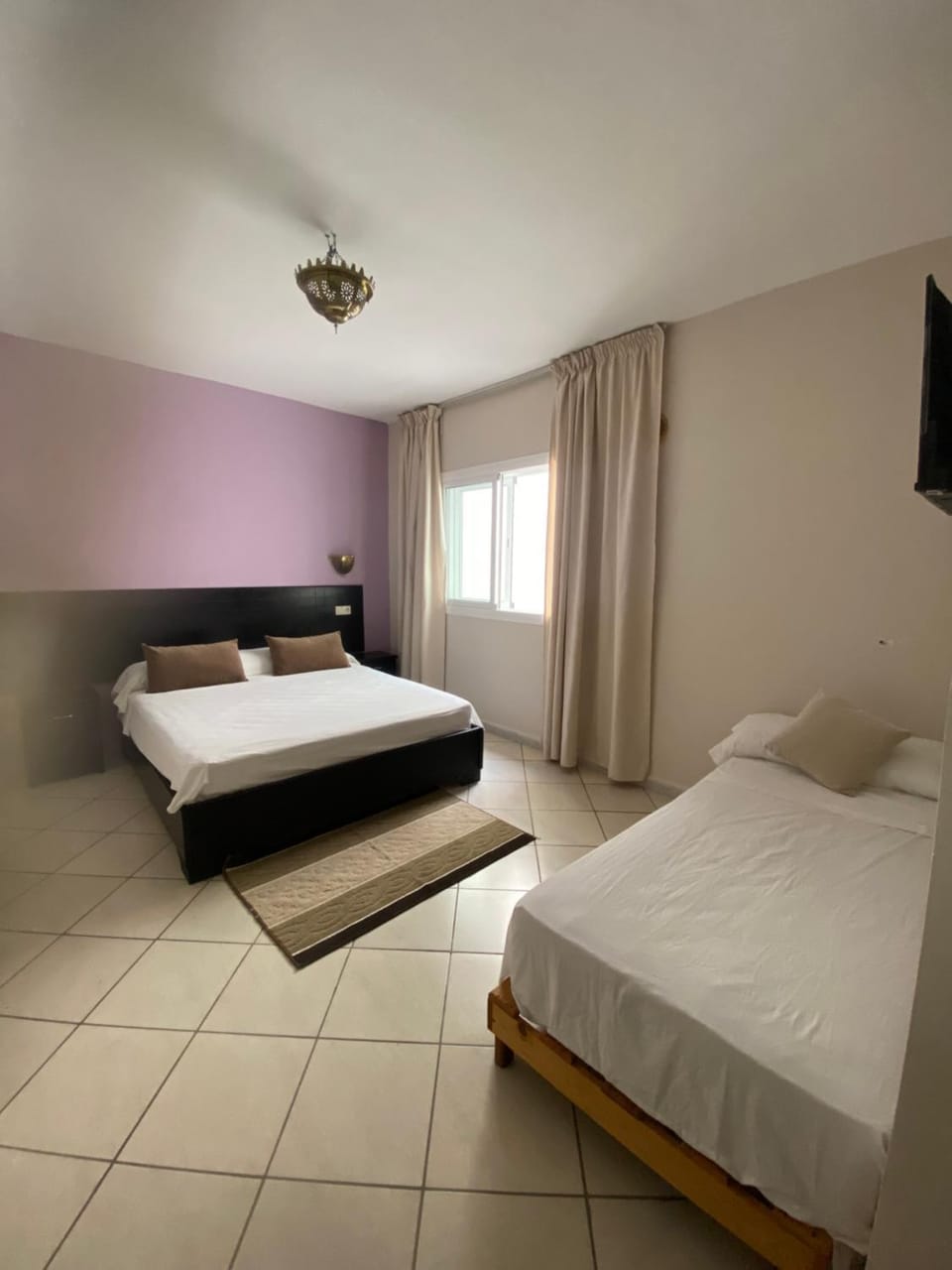Bed, TV and multimedia, Photo of the whole room, Bedroom