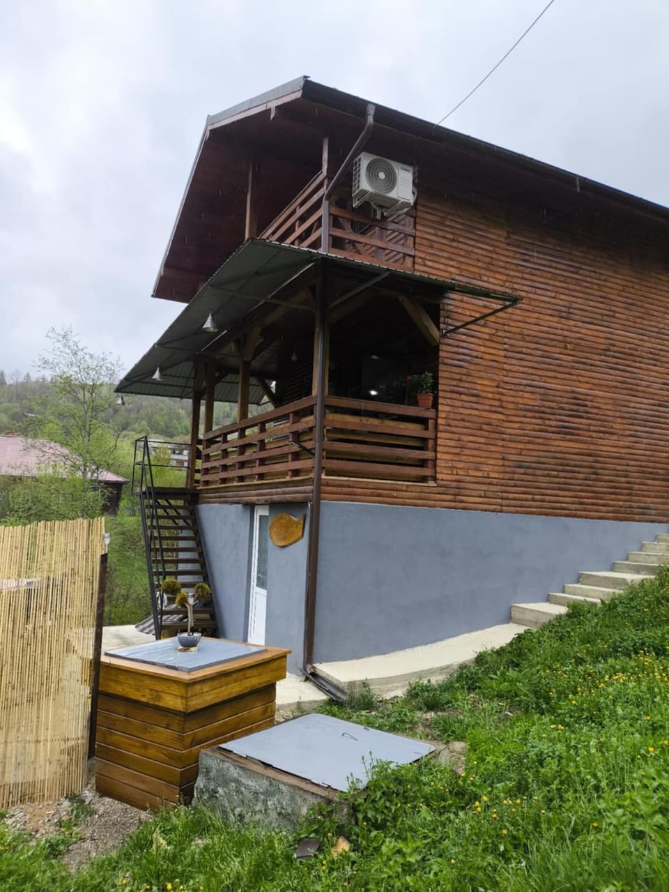 Cabana de lemn Lacul Bicaz Chalet in Romania