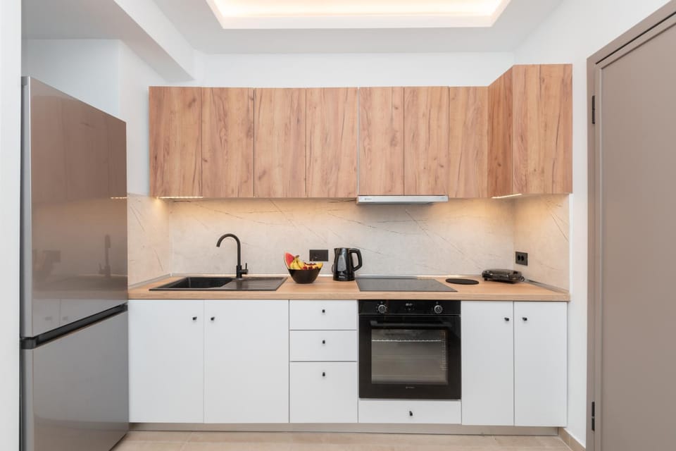 Coffee/tea facilities, Kitchen or kitchenette, stove