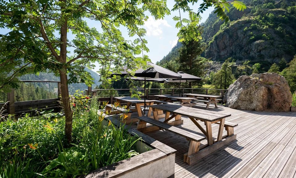 Patio, Nearby landmark, Natural landscape, Mountain view