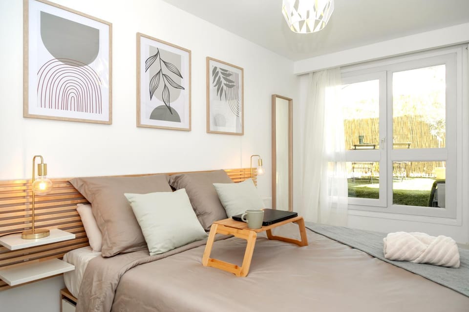 Photo of the whole room, Garden view