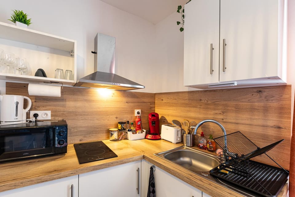 Coffee/tea facilities, Kitchen or kitchenette, Decorative detail, internet, microwave, stove, toaster, air conditioner, air conditioner