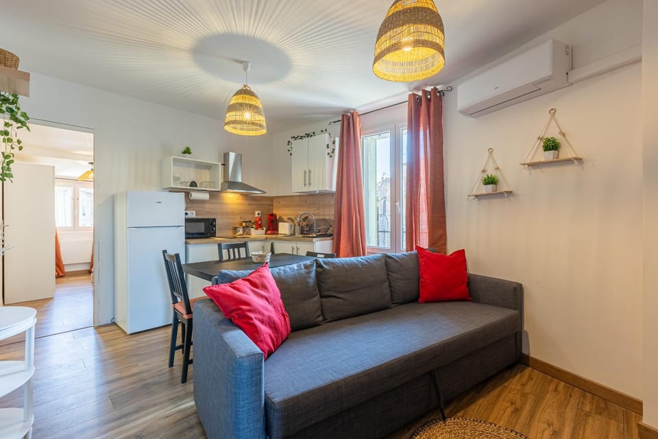 Bed, Coffee/tea facilities, Kitchen or kitchenette, Living room, Decorative detail, Seating area, Dining area, internet, internet, microwave, stove, air conditioner, air conditioner