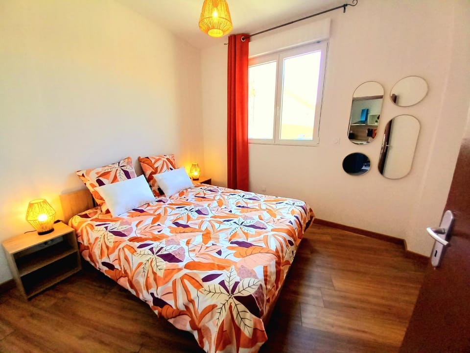 Bed, Decorative detail, Bedroom, internet