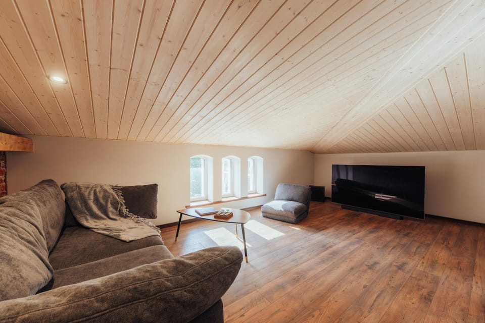 Communal lounge/ TV room, TV and multimedia, Living room, Seating area, Evening entertainment