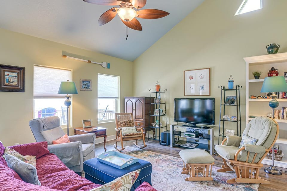 Steps to Crystal Beach! Family & Pet-Friendly Home House in Bolivar Peninsula