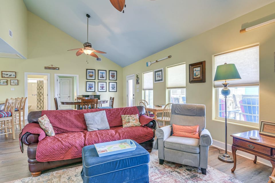 Steps to Crystal Beach! Family & Pet-Friendly Home House in Bolivar Peninsula