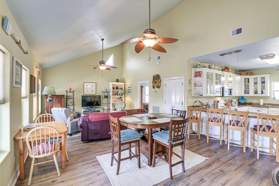 Steps to Crystal Beach! Family & Pet-Friendly Home House in Bolivar Peninsula