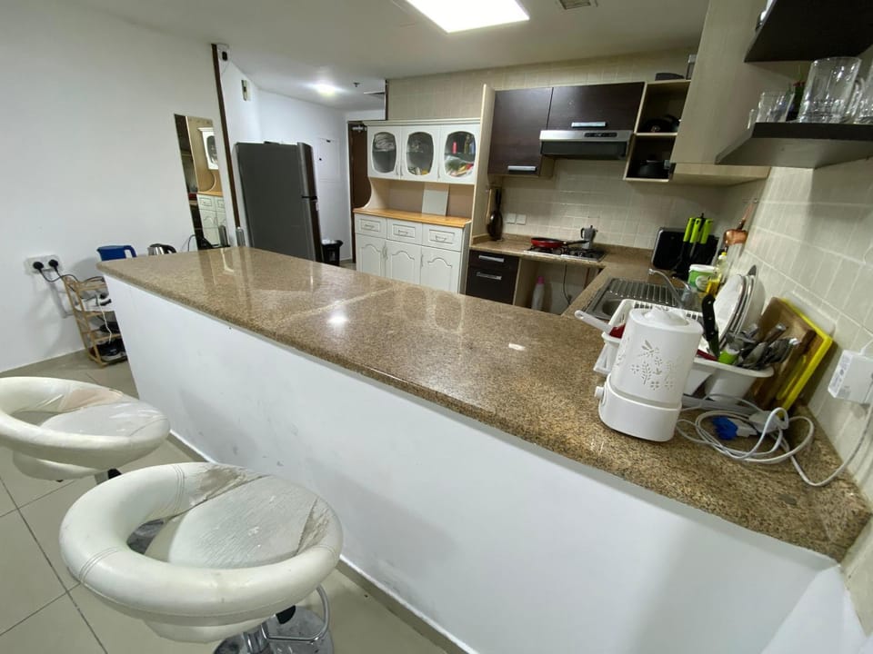 Coffee/tea facilities, Kitchen or kitchenette, Dining area, oven
