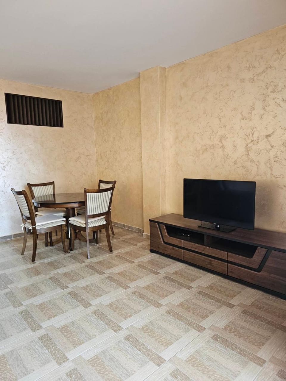 TV and multimedia, Living room, Seating area, Dining area