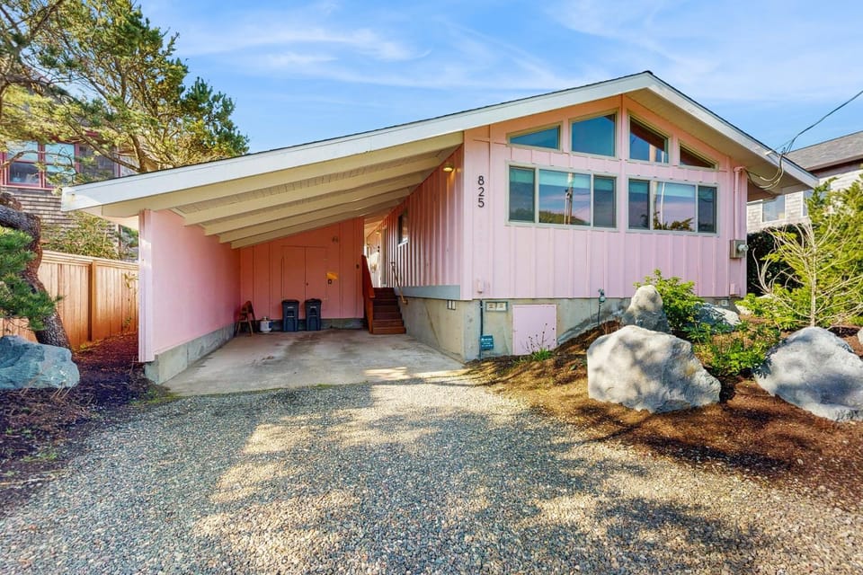 Little Pink Beach House House in Manzanita