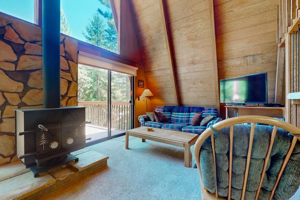 Sierra Nevada Hideaway: Cabin w/ Deck, Mtn Views Cabin in Sierra Nevada