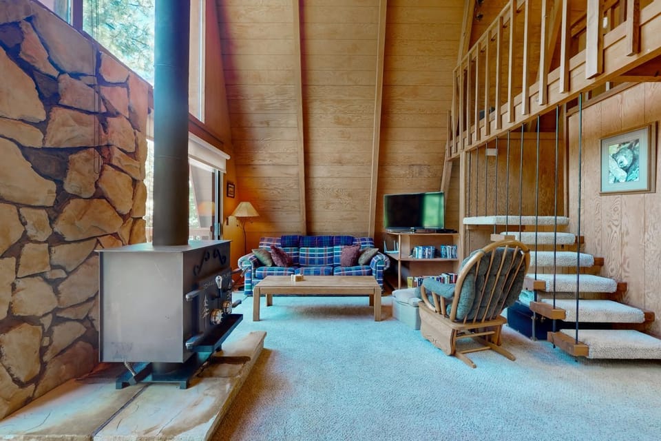 Sierra Nevada Hideaway: Cabin w/ Deck, Mtn Views Cabin in Sierra Nevada