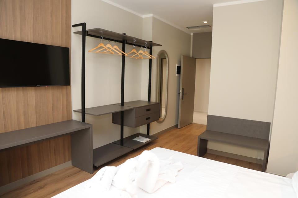 Bed, TV and multimedia, Photo of the whole room, Bedroom, wardrobe