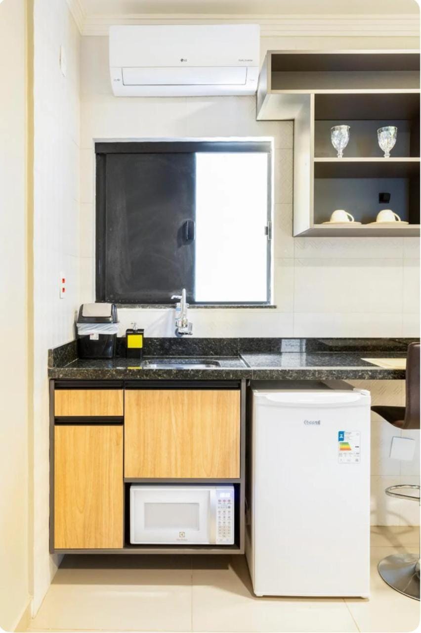 Kitchen or kitchenette, minibar, stove