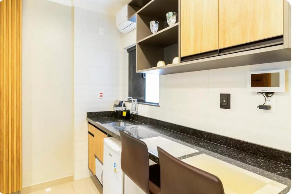 Kitchen or kitchenette, minibar, stove