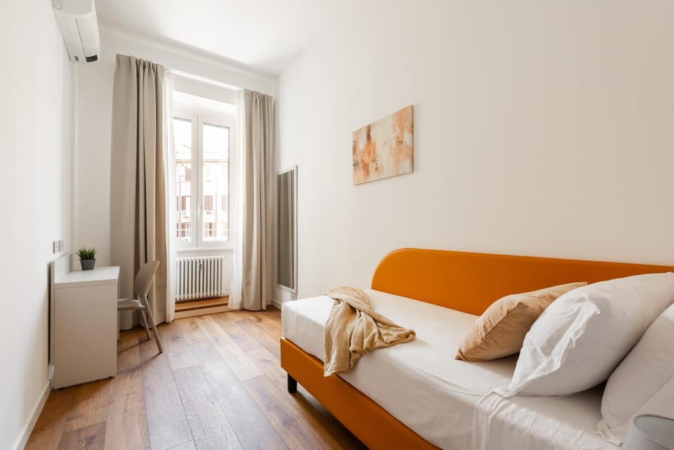 Bed, Photo of the whole room, Seating area, Bedroom