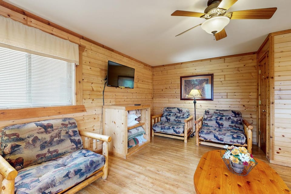 Adventure Basecamp! Three Bears Resort Retreat House in Warrens