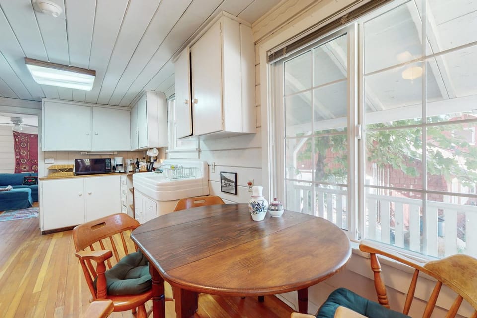 Walk to Town! Dog-Friendly Quincy Getaway w/ Deck House in Sierra Nevada